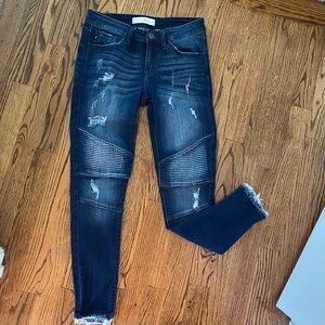 Kancan size 5/ 26 skinny distressed jeans